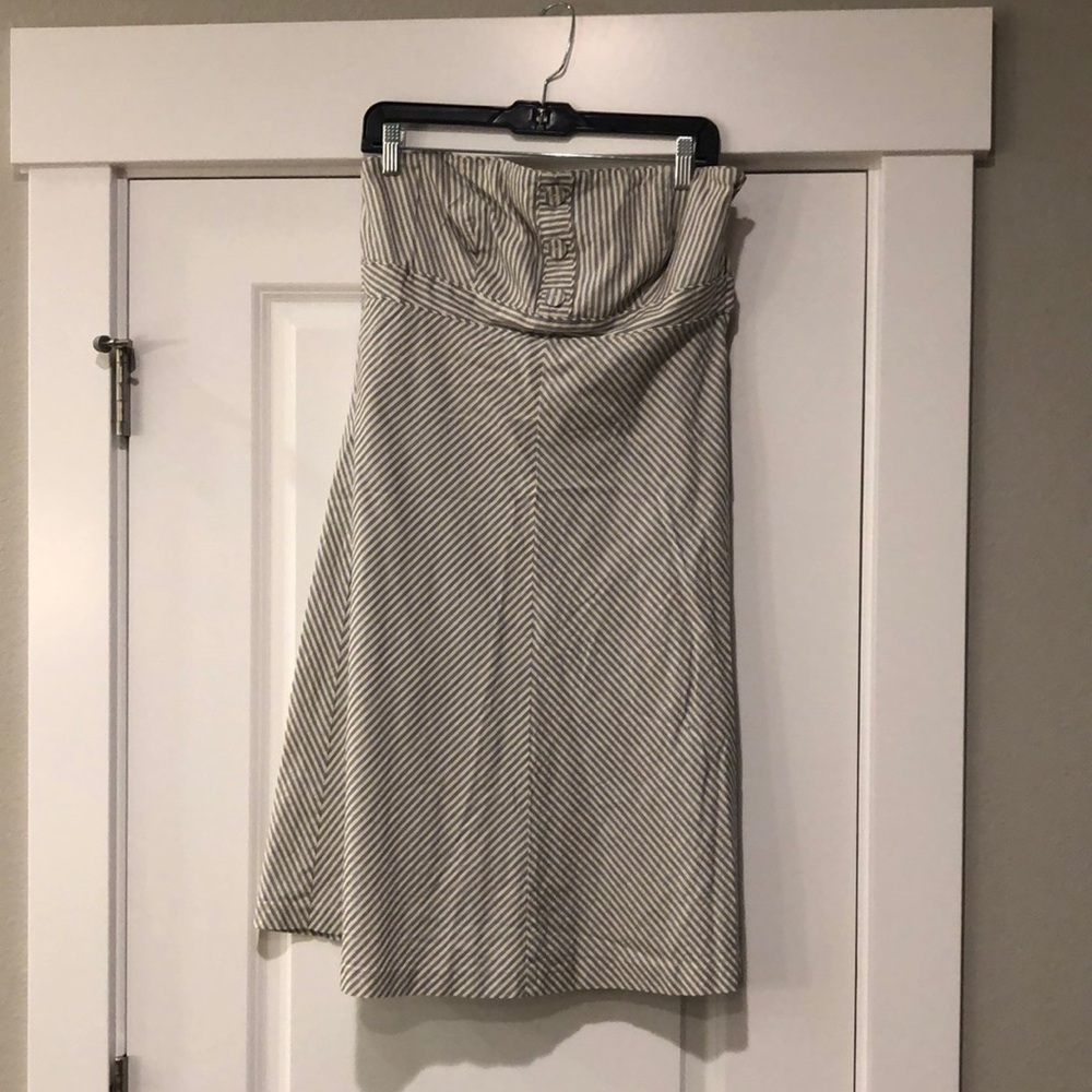 Strapless cotton summer dress with side zipper and button detail.
